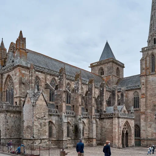 Cathédrale Saint-Tugdual de Tréguier : trésor caché, vitraux et cloître