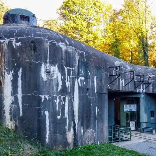 Entrée des munitions de l'ouvrage de Schoenenbourg, Ligne Maginot en Alsace, en automne
