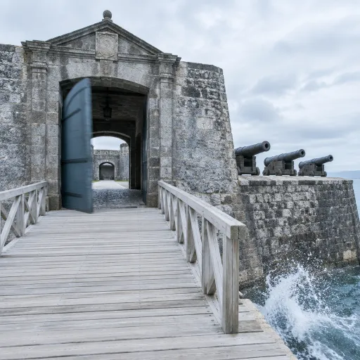 Fort Saint-Louis à Fort-de-France : la citadelle ouverte que les touristes traversent sans la voir