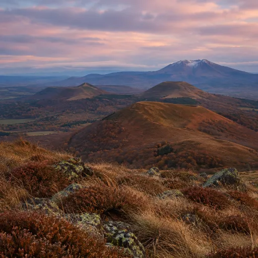 Les volcans d'Auvergne aux couleurs d'octobre : la Chaîne des Puys et le Sancy quand les estives virent au roux