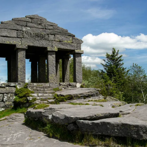 Le temple du Donon au sommet du massif, dans les Vosges, sous un ciel d'été