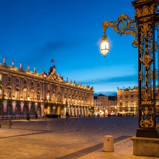 Les grilles dorées de Jean Lamour et la place Stanislas à Nancy à l'heure bleue