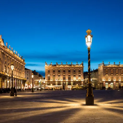 Vue de nuit de la place Stanislas à Nancy, joyau du patrimoine du Grand Est