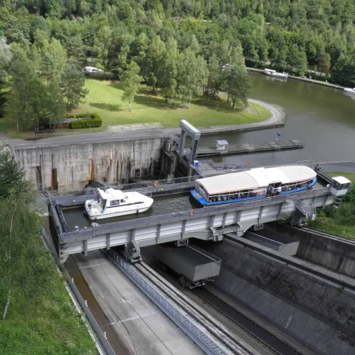 Bateaux dans le bac du plan incliné de Saint-Louis-Arzviller, sur le canal de la Marne au Rhin