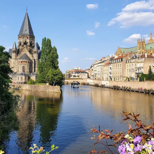 Le Temple Neuf, la Moselle et la cathédrale Saint-Étienne vus depuis le Moyen Pont à Metz