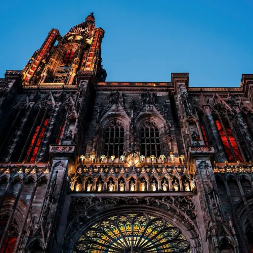 La façade gothique de la cathédrale de Strasbourg illuminée au crépuscule