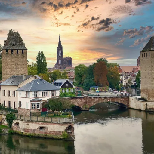 Les Ponts couverts de la Petite France et la cathédrale de Strasbourg au coucher du soleil