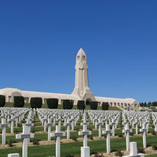 Le cimetière militaire et l'ossuaire de Douaumont sous un ciel bleu, champ de bataille de Verdun