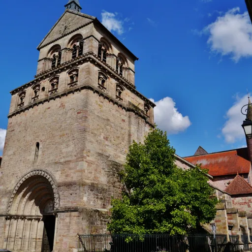 Le clocher-porche roman de la basilique Saint-Maurice d'Épinal, dans les Vosges
