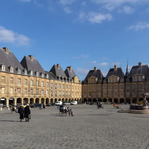 La place Ducale de Charleville-Mézières et ses pavillons Louis XIII, dans les Ardennes