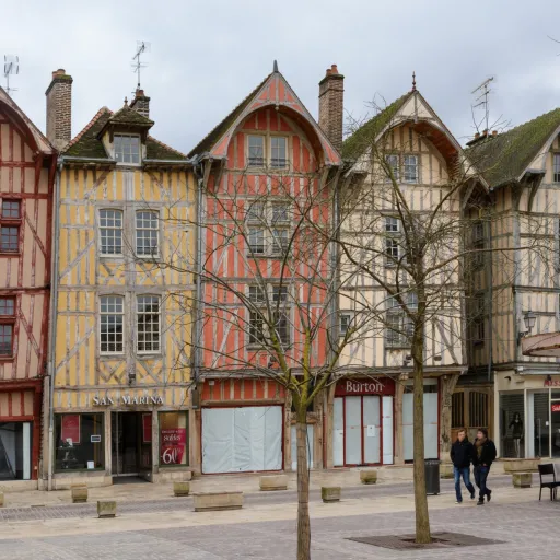 Façades colorées des maisons à pans de bois de la rue Émile-Zola, dans le centre historique de Troyes