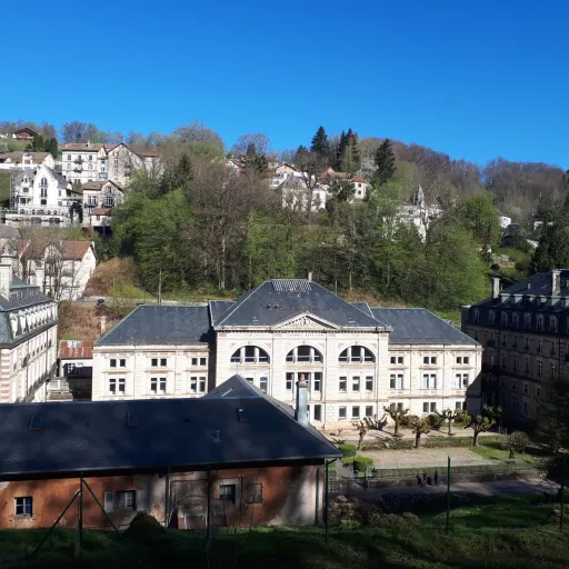 Les thermes Napoléon et la ville thermale de Plombières-les-Bains au printemps