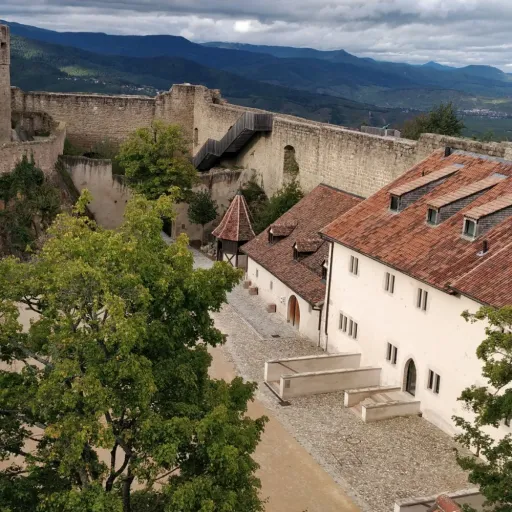 La cour et les remparts du château du Hohlandsbourg dominant la plaine d'Alsace