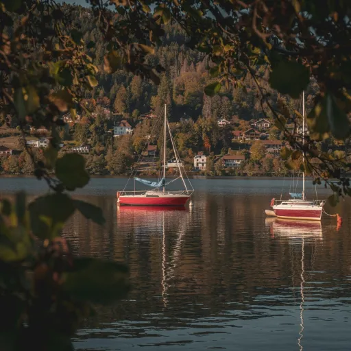 Voiliers sur le lac de Gérardmer dans la lumière d'automne, au cœur des Vosges