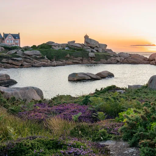 Rochers de granit rose, bruyère et maison au coucher du soleil à Ploumanac'h, sur la côte de granit rose