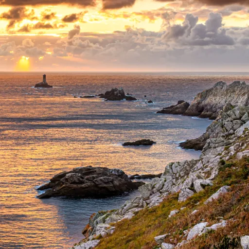 La pointe du Raz et le phare de la Vieille dans la lumière dorée, Finistère