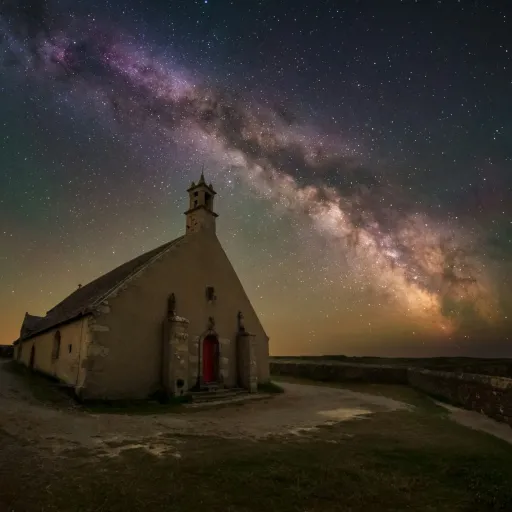 La chapelle Saint-They de la pointe du Van sous la Voie lactée, au Cap Sizun
