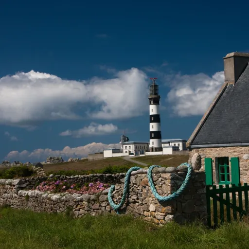 Le phare du Créac'h et une maison traditionnelle en pierre sur l'île d'Ouessant