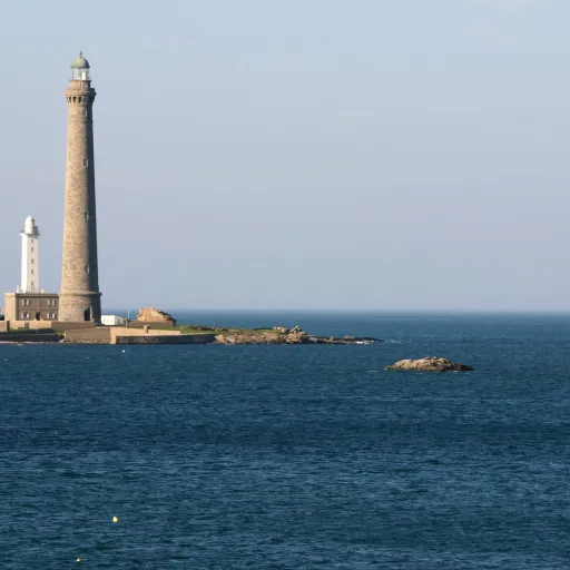 Le phare de l'île Vierge, plus haut phare en pierre d'Europe, au large de Plouguerneau