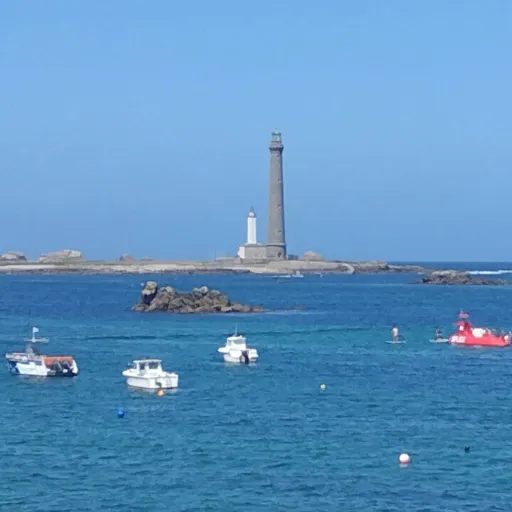 Bateaux au mouillage face au phare de l'île Vierge, dans le pays de Léon
