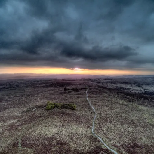 Les landes des monts d'Arrée sous un ciel d'orage au coucher du soleil
