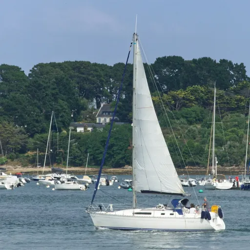 Voilier quittant le port de l'Île-aux-Moines, dans le golfe du Morbihan