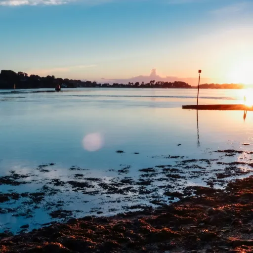 Marée basse et soleil couchant sur le golfe du Morbihan à Arradon