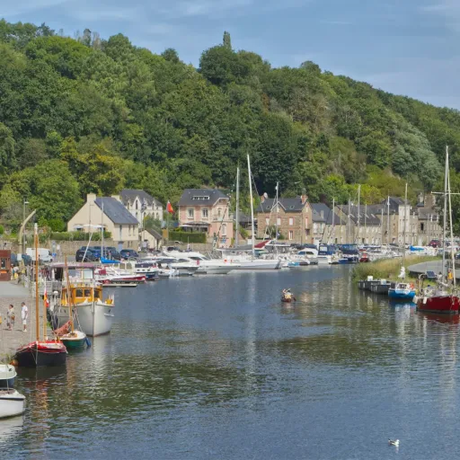 Le port de Dinan sur la Rance et ses bateaux, vus depuis le Vieux-Pont