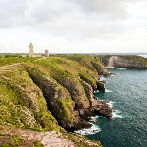 Le phare et les falaises de grès rose du cap Fréhel, sur la côte d'Émeraude