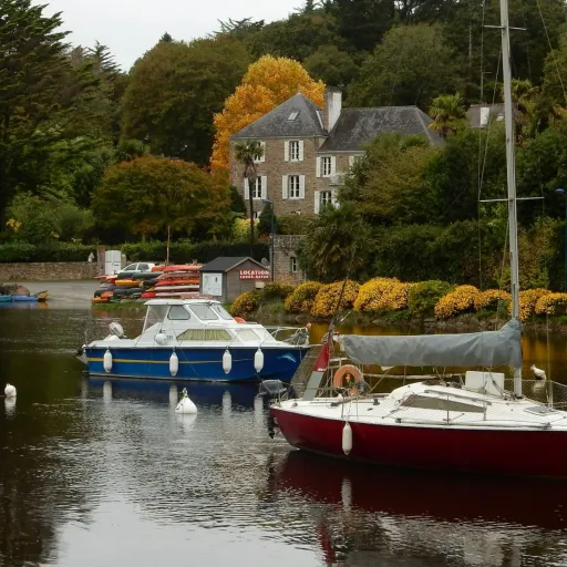 Voiliers au mouillage dans le port de Pont-Aven aux couleurs de l'automne