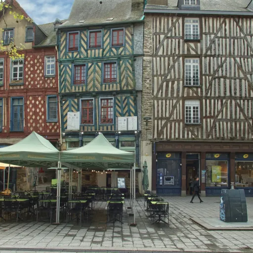 Les maisons à colombages colorées et terrasses de la place Sainte-Anne à Rennes