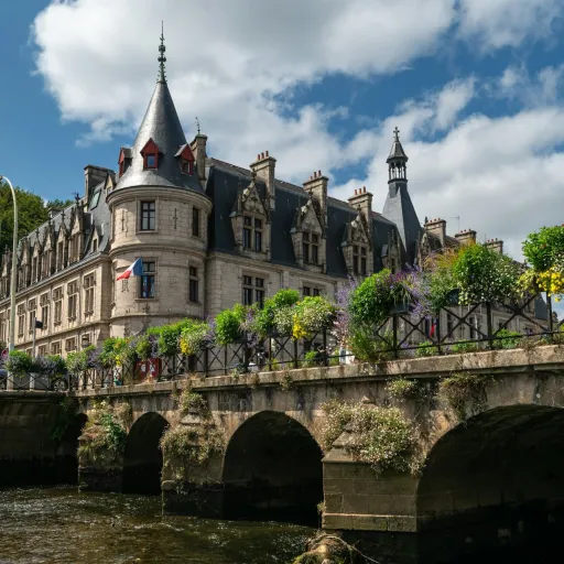 Pont fleuri sur l'Odet et bâtiment de la préfecture au cœur de Quimper