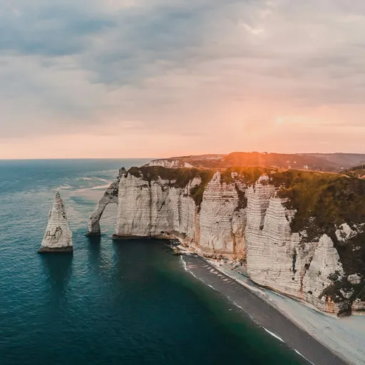Les falaises d'Étretat, l'Aiguille et la Porte d'Aval au coucher du soleil