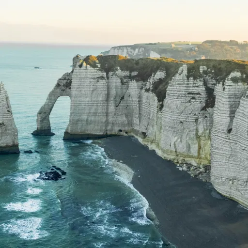 Vue aérienne de l'Aiguille et de la falaise d'Aval à Étretat