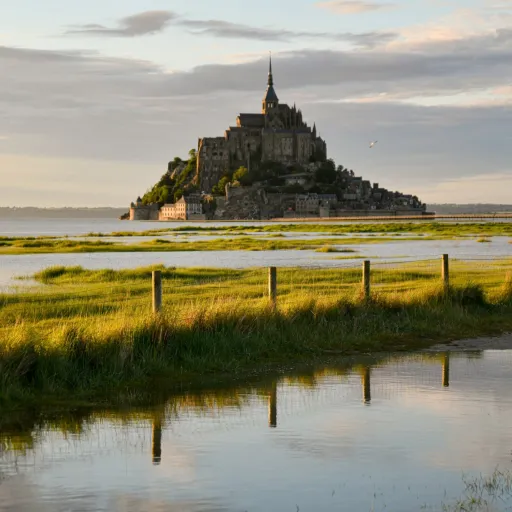 Le Mont-Saint-Michel au-dessus des prés salés noyés par la marée montante
