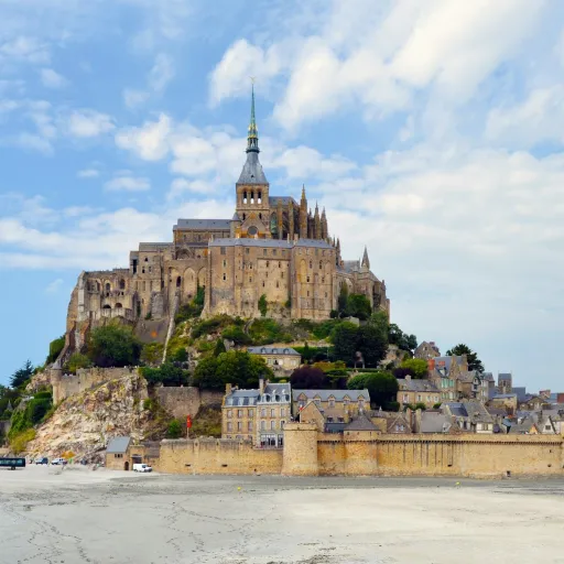 L'abbaye du Mont-Saint-Michel et sa flèche surmontée de la statue de l'archange