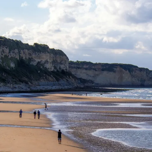 Omaha Beach à marée basse et ses falaises, à Vierville-sur-Mer