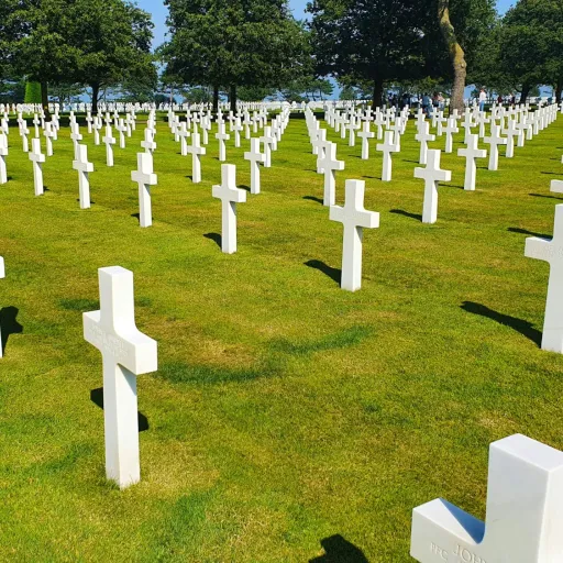 Les croix blanches du cimetière américain de Colleville-sur-Mer, au-dessus d'Omaha Beach