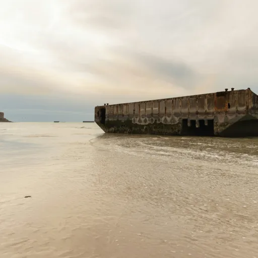 Un caisson Phoenix du port artificiel Mulberry sur la plage d'Arromanches