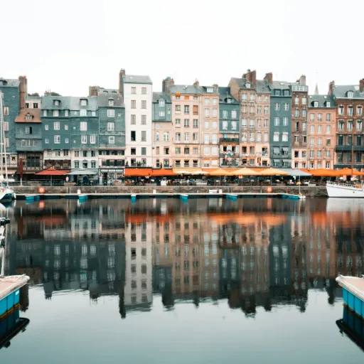 Les façades du Vieux Bassin de Honfleur se reflètent dans l'eau du port