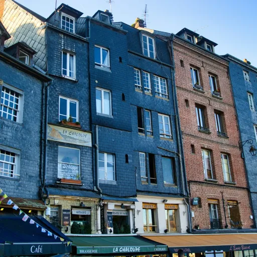 Façades d'ardoise et de brique des vieilles maisons de Honfleur, près du Vieux Bassin