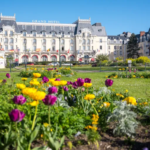 Le Grand Hôtel de Cabourg derrière les jardins fleuris du front de mer