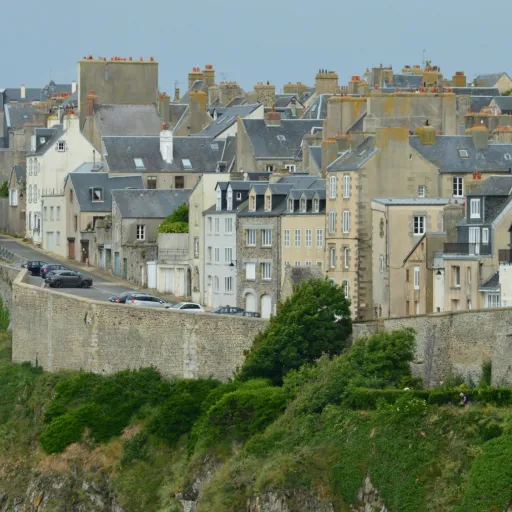 La haute ville de Granville et ses remparts dominant la falaise
