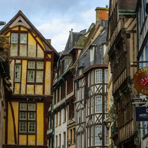 Maisons à pans de bois dans une rue du centre historique de Rouen