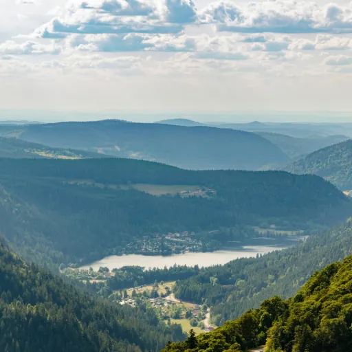 Forêts profondes des Hautes-Vosges et lac de Retournemer vus depuis la route des Crêtes